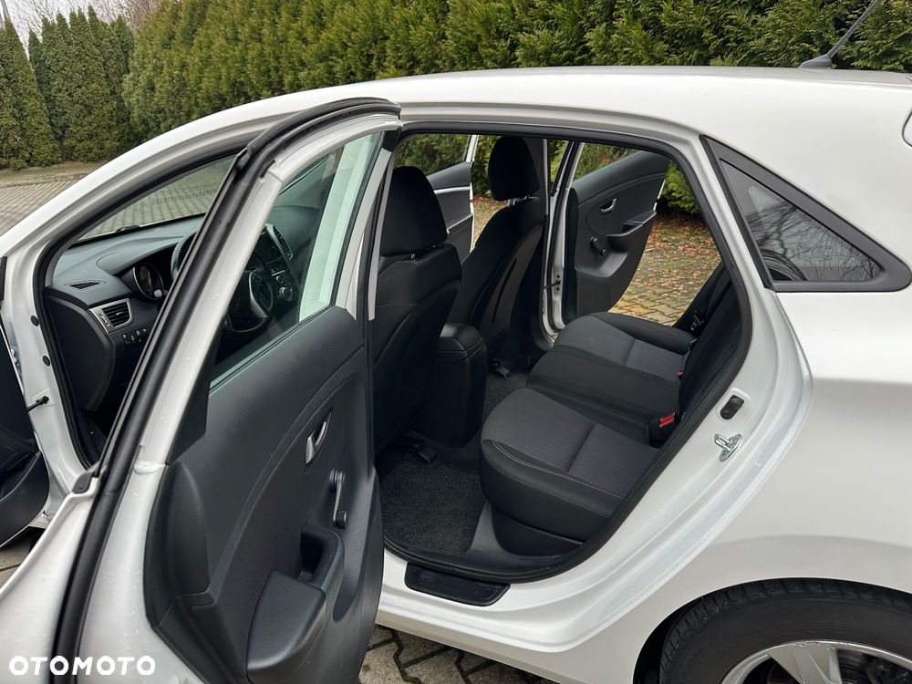 Hyundai i30 blue 1.6 GDI Passion - 13