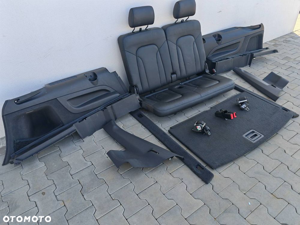 AUDI Q7 4L 05-15R FOTELE TYLNE KANAPA ZAGLOWKI TRZECI RZAD CZARNA SKORA PASY PODLOGA TAPICERKI BOCZKI WNETRZE BAGAZNIKA - 4
