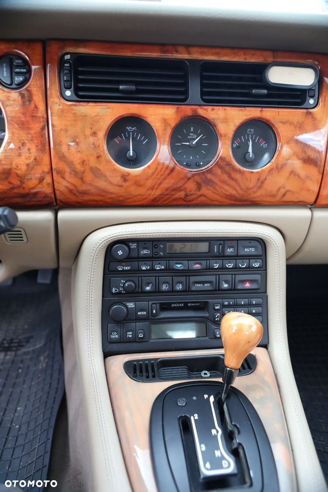 Jaguar XK XKR Coupe - 25