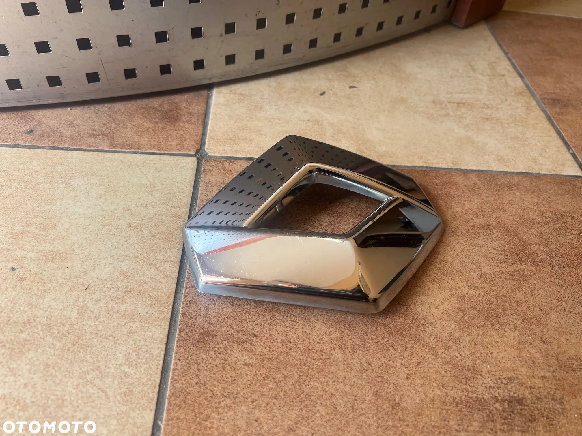 RENAULT CLIO IV CAPTUR ZNACZEK W MASKĘ LOGO EMBLEMAT PRZÓD 628909470R - 2