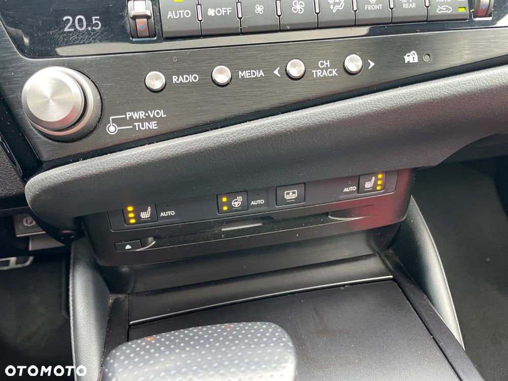 Lexus ES 300h F Sport - 30