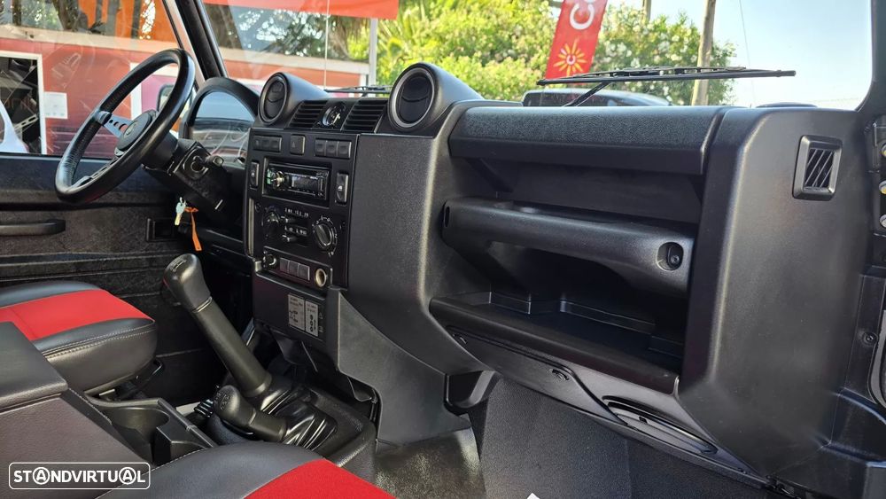 Land Rover Defender 90 SW 2.2 CRD E - 24