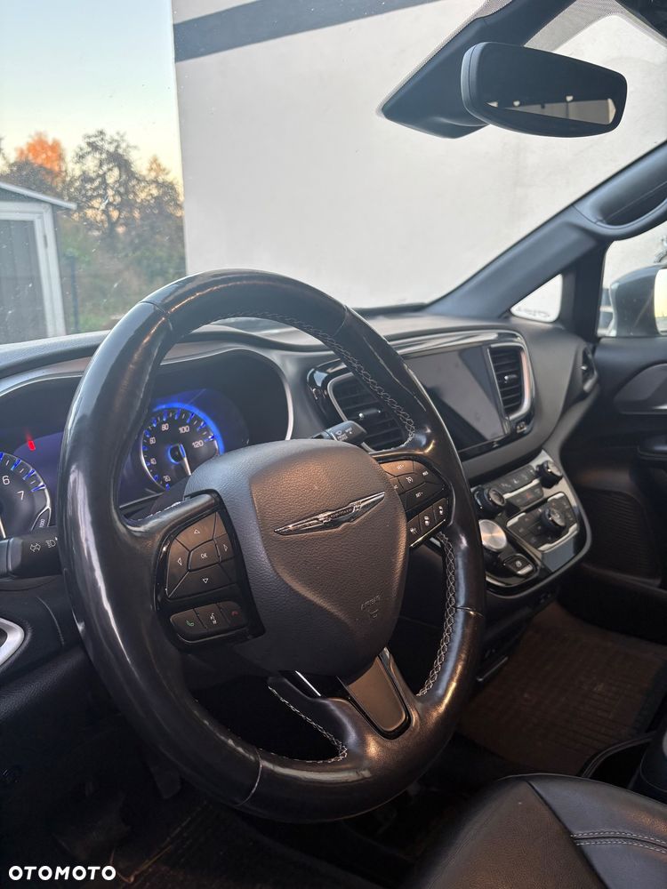 Chrysler Pacifica - 8