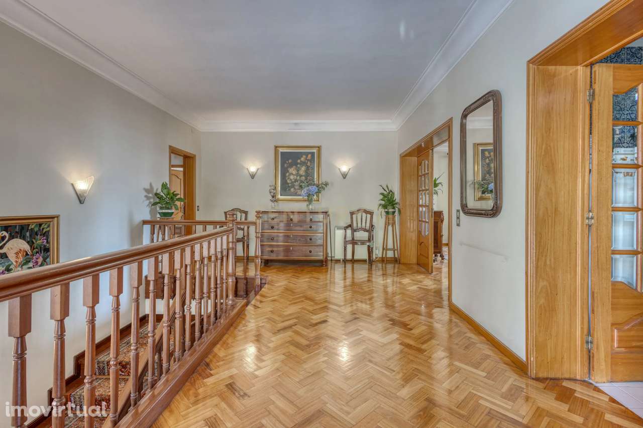 Moradia T6 Bifamiliar e Independente  em Santo Ovídio, na zona nobre d - Grande imagem: 2/44