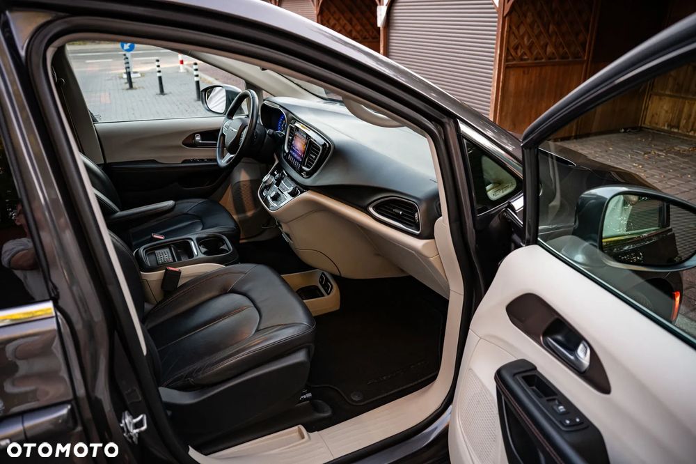 Chrysler Pacifica - 36