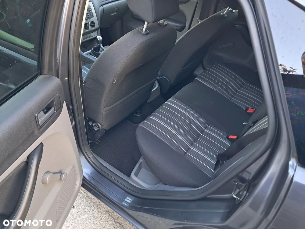 Ford Focus 1.6 16V Ambiente - 16