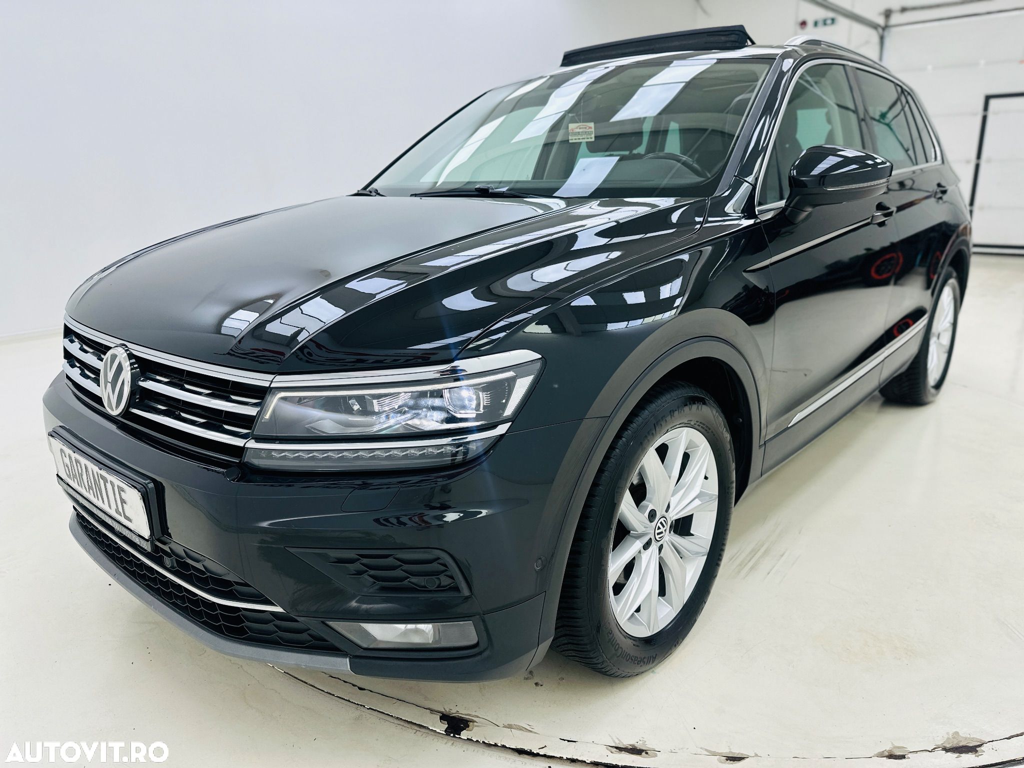 Volkswagen Tiguan - 1
