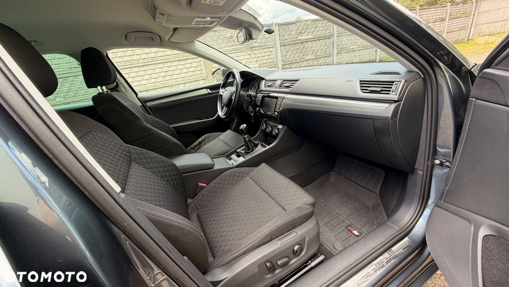 Skoda Superb 2.0 TDI Premium Edition - 36