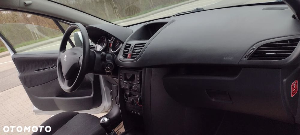 Peugeot 207 1.4 16V Trendy - 11