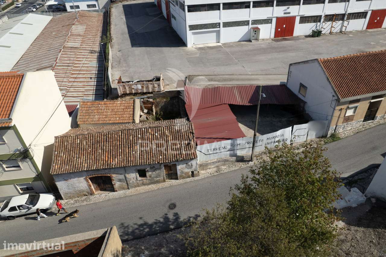 Terreno Urbano com Ruína para Construção de Prédio em Alenquer - Grande imagem: 3/15