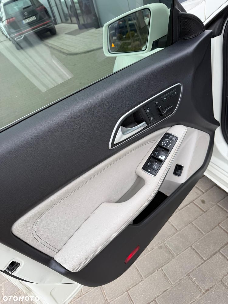 Mercedes-Benz CLA 250 4-Matic AMG Line - 11