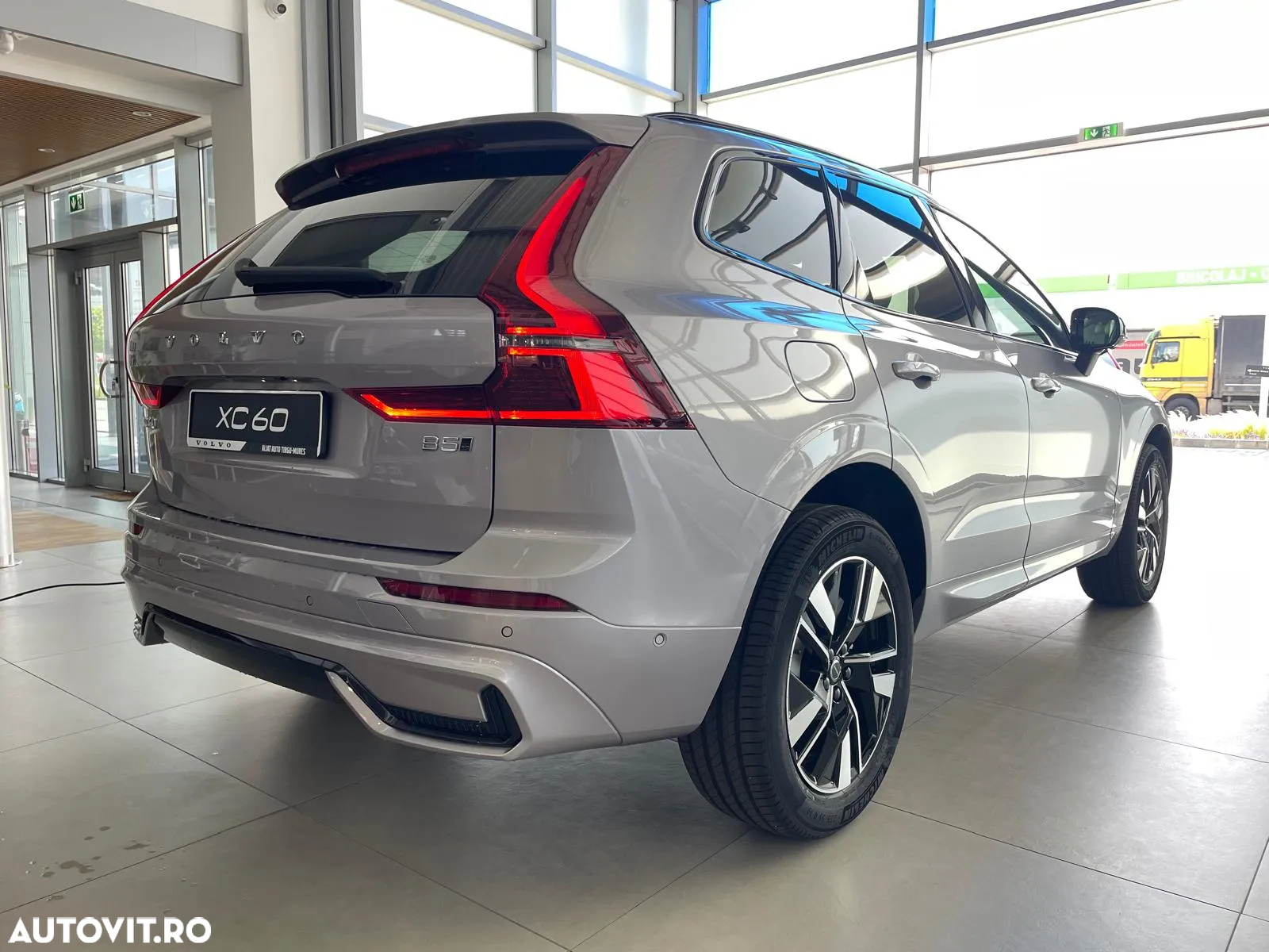 Volvo XC 60 B5 AT AWD MHEV Plus Dark - 6