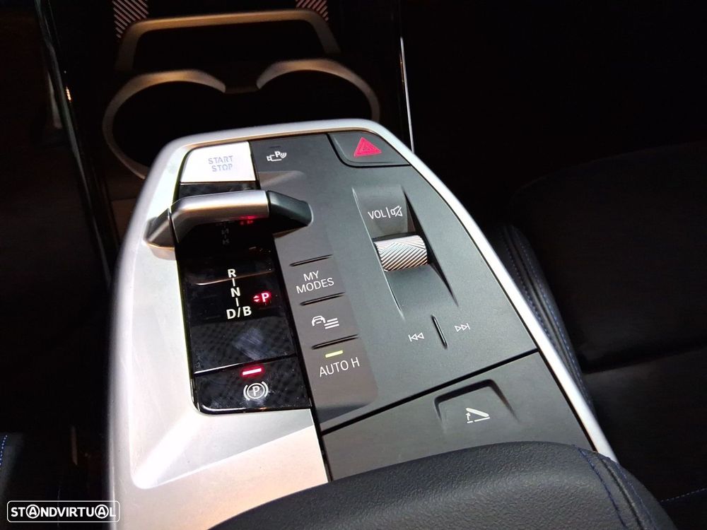 BMW iX2 eDrive20 Pack Desportivo M - 16