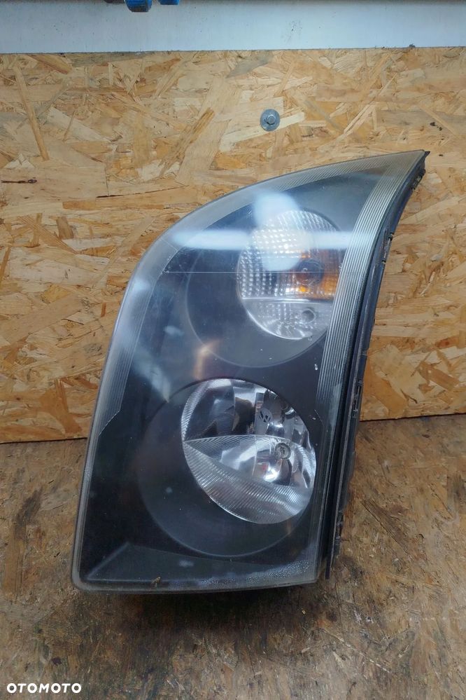 lampa przód lewa HELLA kompletna do lekkiej polerki do Vw Crafter I 06- 2E1941015, wszystkie uchwyty na miejscu