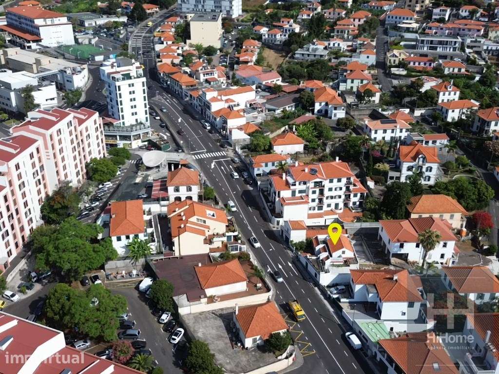 Moradia T4 de 3 Pisos com Jardim, Terraços e Estacionamento Privado... - Grande imagem: 2/45
