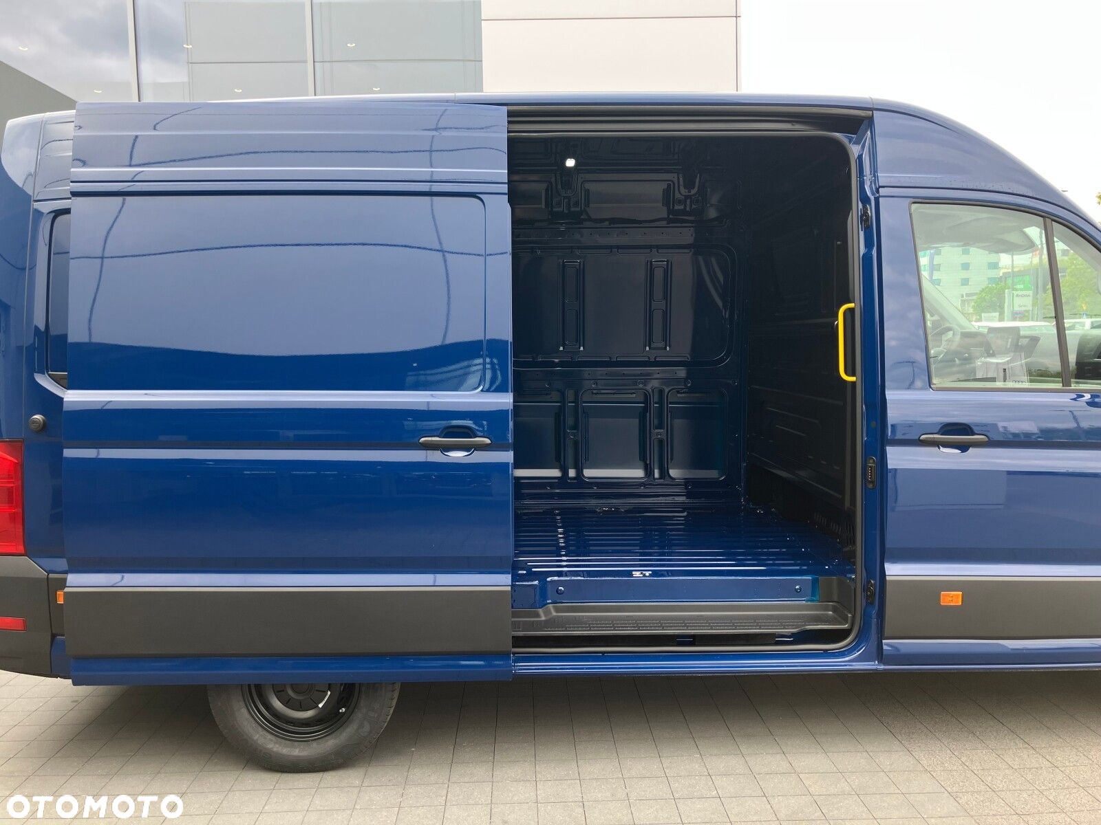 Volkswagen Crafter Crafter 35 Furgon, silnik: 2,0 l  130 kW, skrzynia biegów: napęd 4MOTION, automatyczna 8-biegowa rozstaw osi: 3640 mm - 9