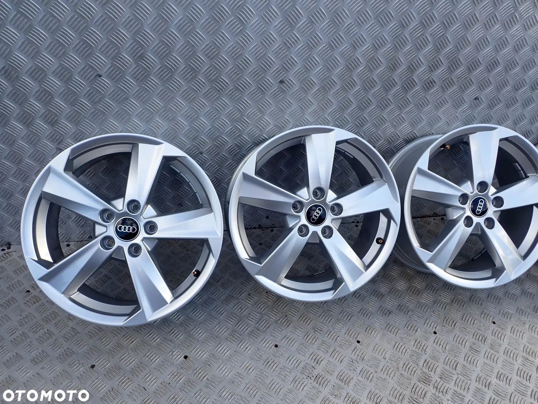 FELGI ALUMINIOWE AUDI 81A601025B 7X17 ET 45 5X112 DOSTEPNE 2 KOMPLETY - 2