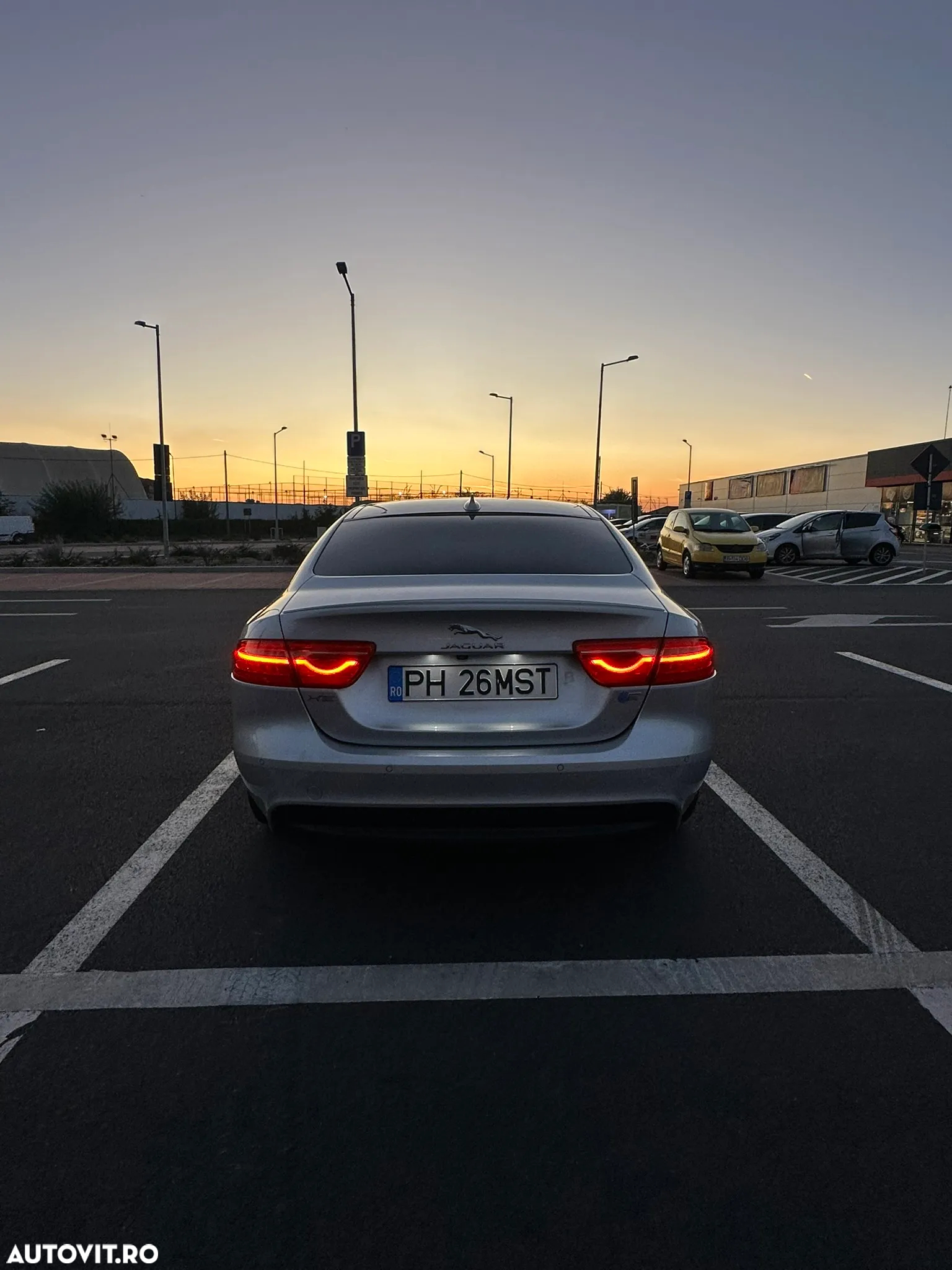 Jaguar XE 2.0 R-Sport - 9