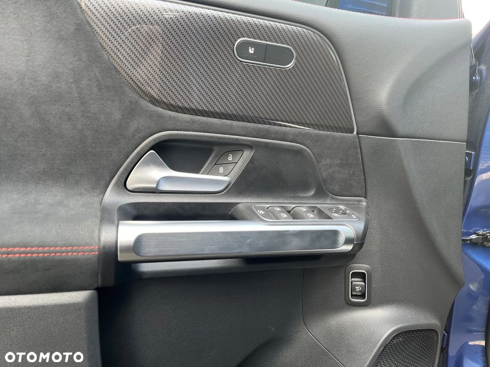 Mercedes-Benz GLB - 12