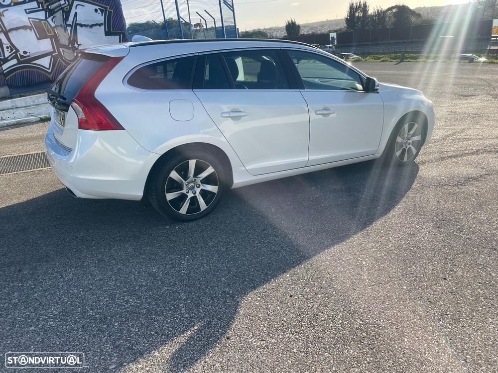 Volvo V60 D6 Twin Engine Geartronic Momentum — fotografia 4