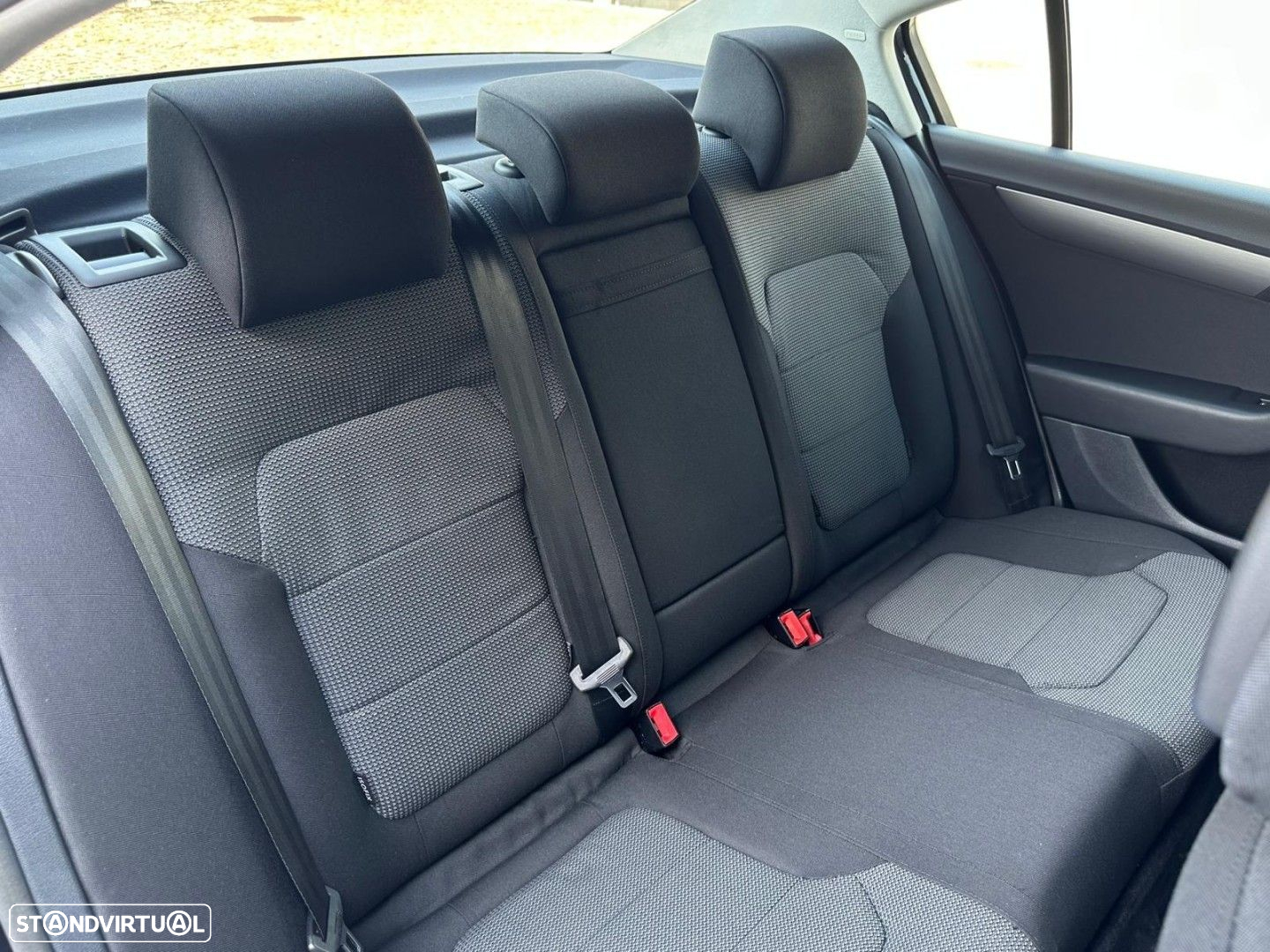 VW Passat 1.6 TDI BlueMotion - 38