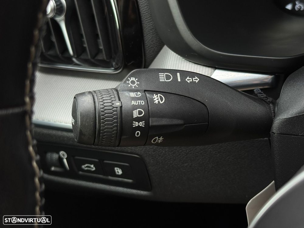 Volvo XC 60 2.0 T6 PHEV R-Design AWD - 32