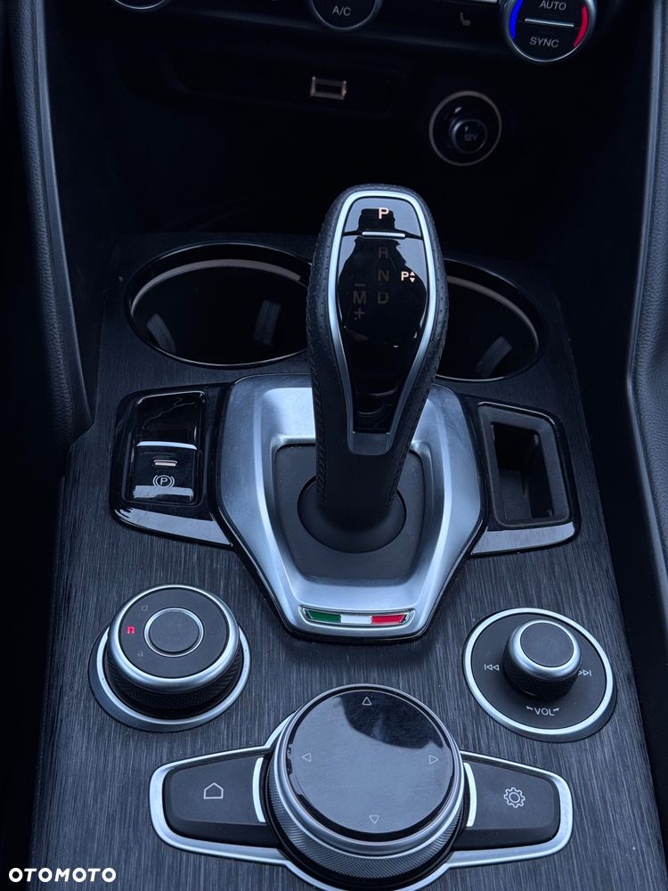 Alfa Romeo Giulia 2.0 Turbo 16V AT8 Veloce - 21
