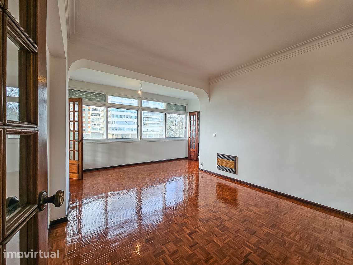 Apartamento T3 no Restelo: Luminosidade e Localização Premium para a S - Grande imagem: 3/21