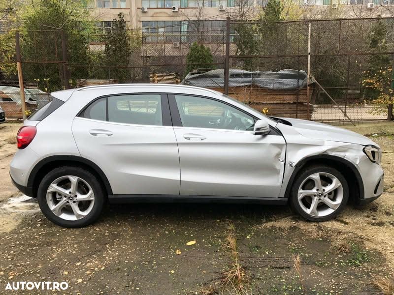 Mercedes-Benz GLA 180 7G-DCT - 13