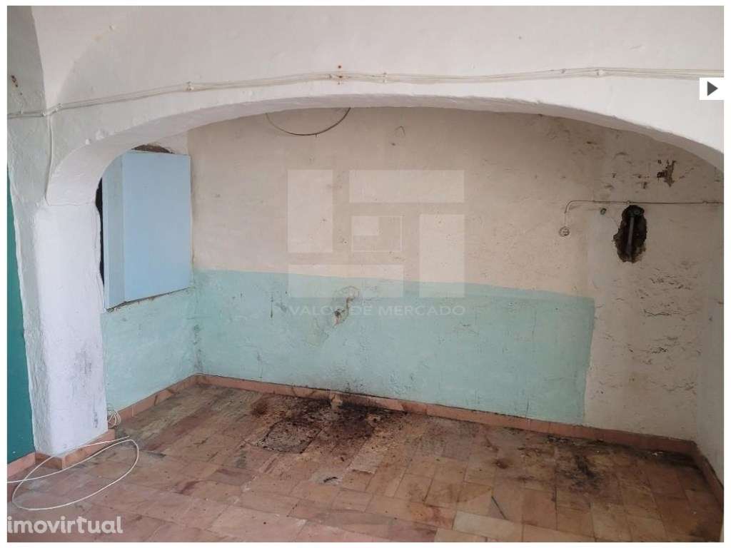 Apartamento T1, situado no rés-do-chão de um edifício de três pisos... - Grande imagem: 4/12