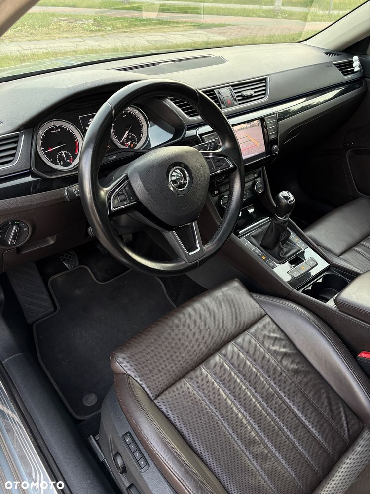 Skoda Superb 2.0 TDI Premium Edition - 11