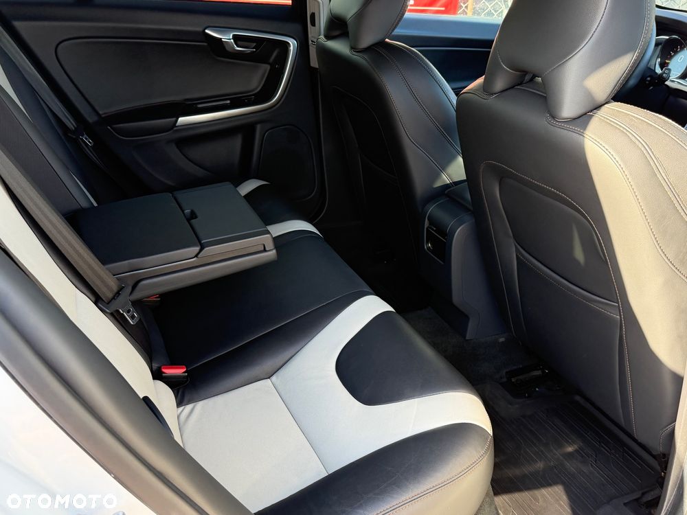 Volvo V60 Cross Country T5 AWD Geartronic Summum - 10
