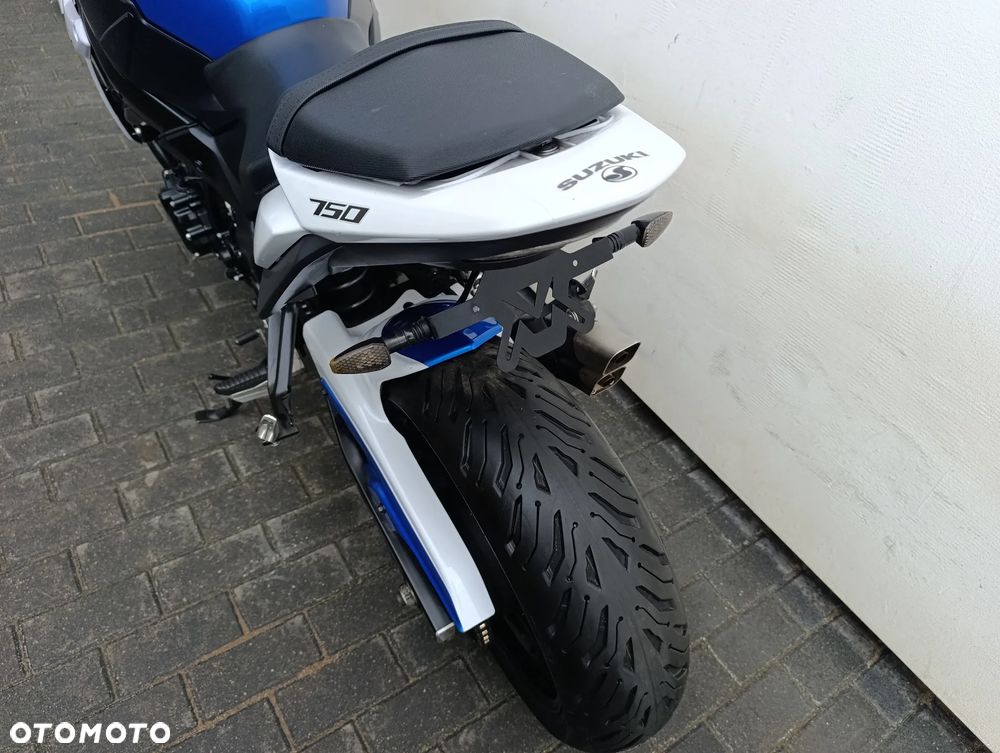Suzuki GSR - 20