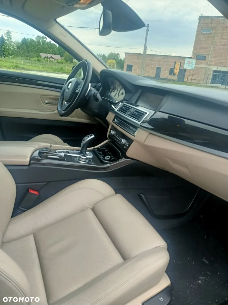 BMW Seria 5 525d xDrive - 23