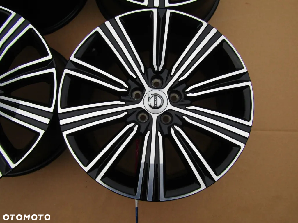 4x Felgi 18 Volvo S40 V60 S90 V90 C30 S60 XC40 XC60 8j 5x108 ET42 - 10
