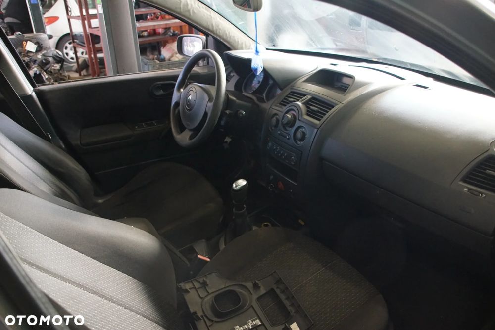 Auto na części - Renault Megane II 1.4 16V 98 KM K4J730 JH3105 TEA19 2003R Silnik Skrzynia Drzwi Maska Klapa Błotnik Zderzak Klapa Klamka Lusterko Klamka Szyba Deska Kokpit Sterownik Moduł Czujnik Licznik Panel Kierownica - 12