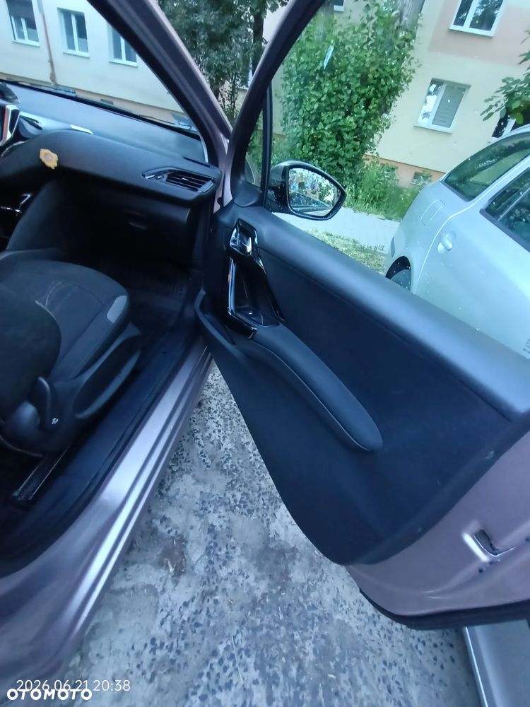 Peugeot 208 - 18