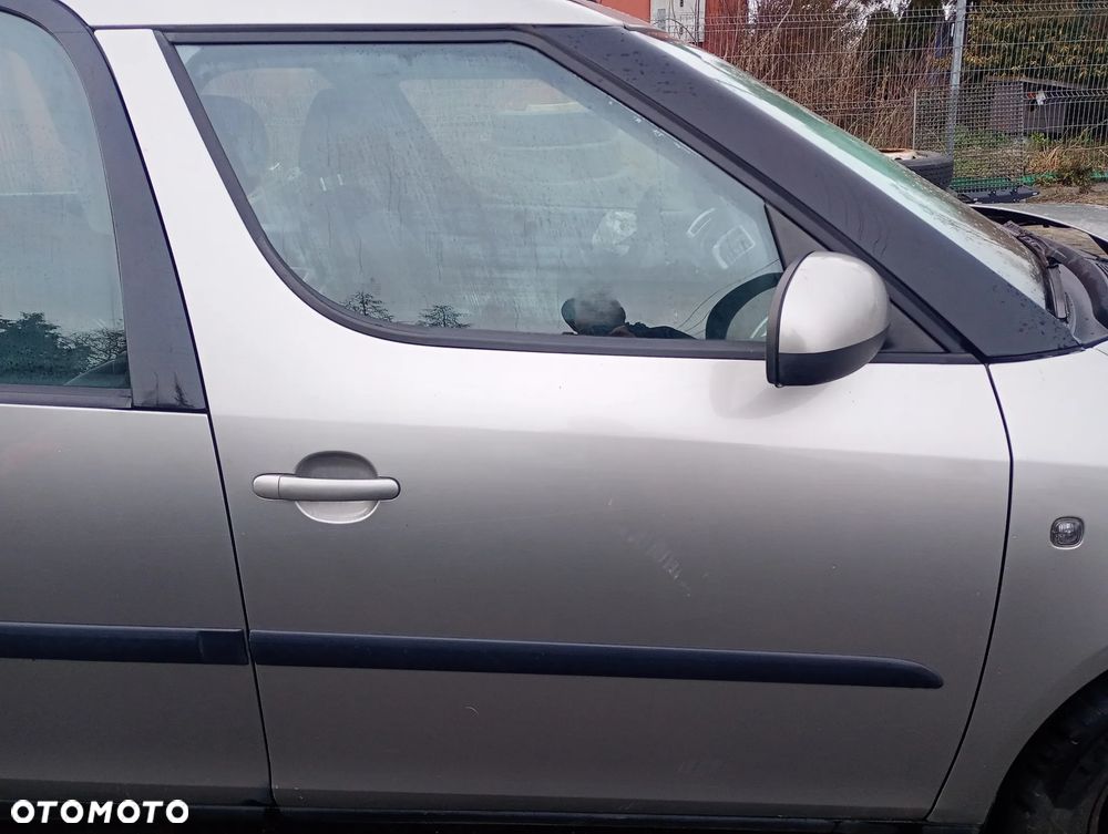 SKODA ROOMSTER 9202 drzwi prawe przednie prawy przód