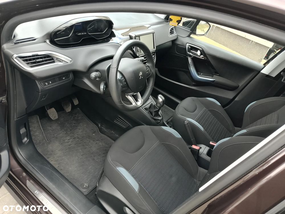 Peugeot 208 - 18