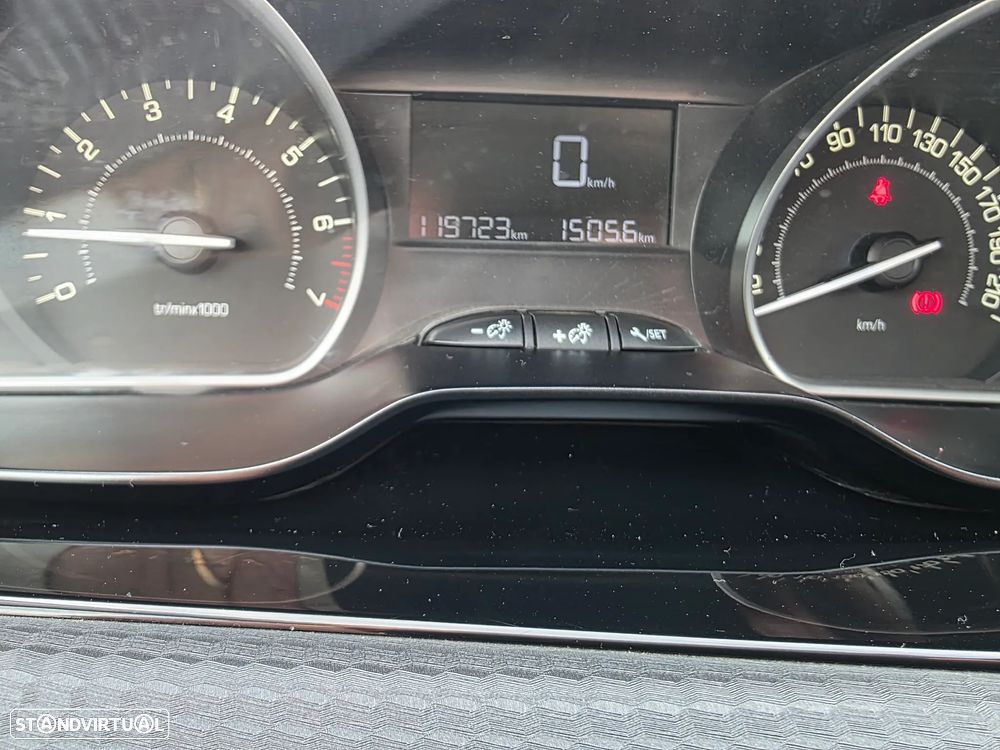 Peugeot 2008 1.2 PureTech Style - 9