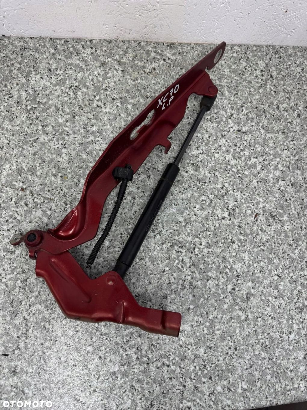 ZAWIAS MASKI LEWY VOLVO XC70 III 2007-2016 31385810 - 1