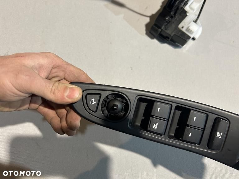 przełącznik szyb kierowca Hyundai i20 II 93570-C8121 - 4