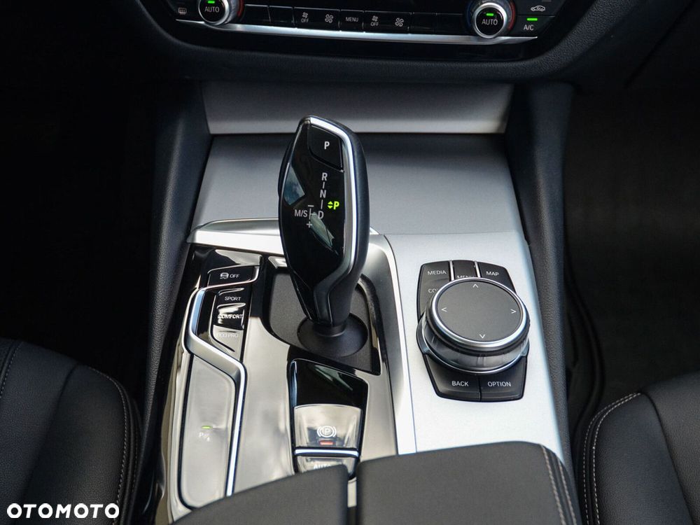 BMW Seria 5 518d mHEV - 36