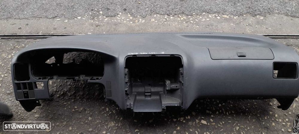 Tablier toyota hiace lh121 - 1