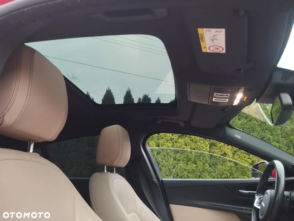Jaguar XE 20t R-Sport - 19