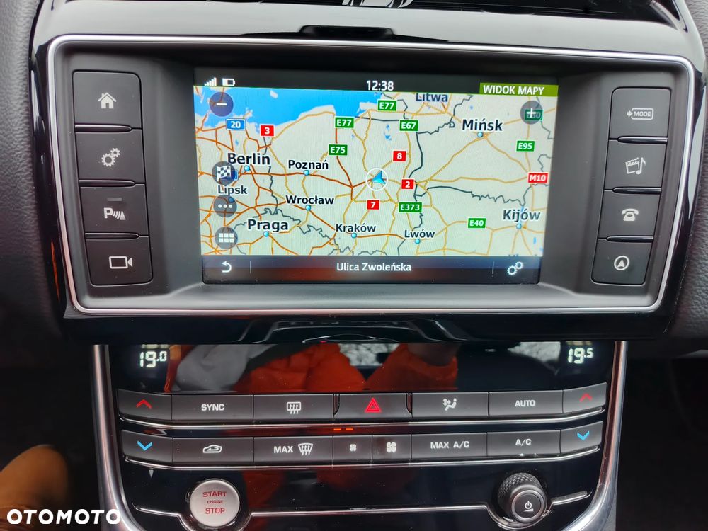 Jaguar XE 2.0 D Prestige - 25