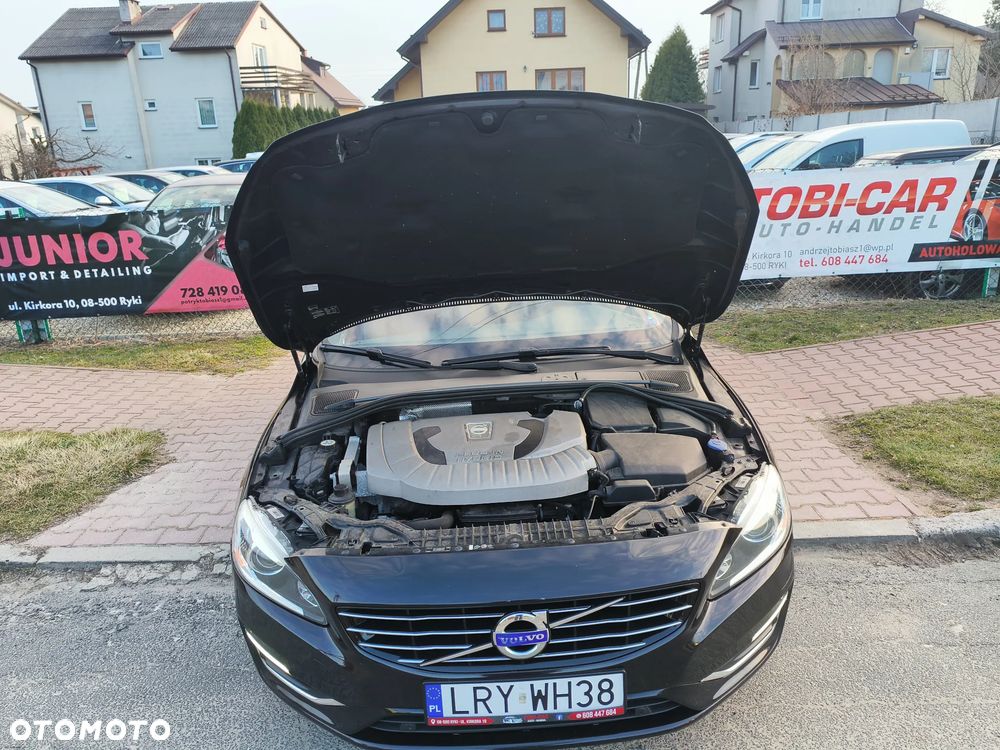 Volvo V60 D6 AWD Plug-in Hybrid R-Design Momentum - 33