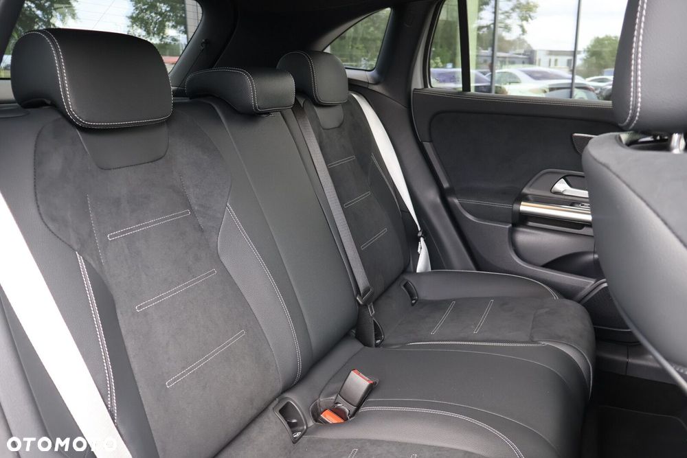 Mercedes-Benz GLA - 24