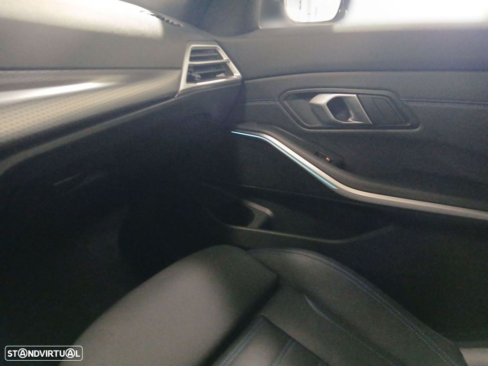BMW 320 d Pack Desportivo M Auto — fotografia 21