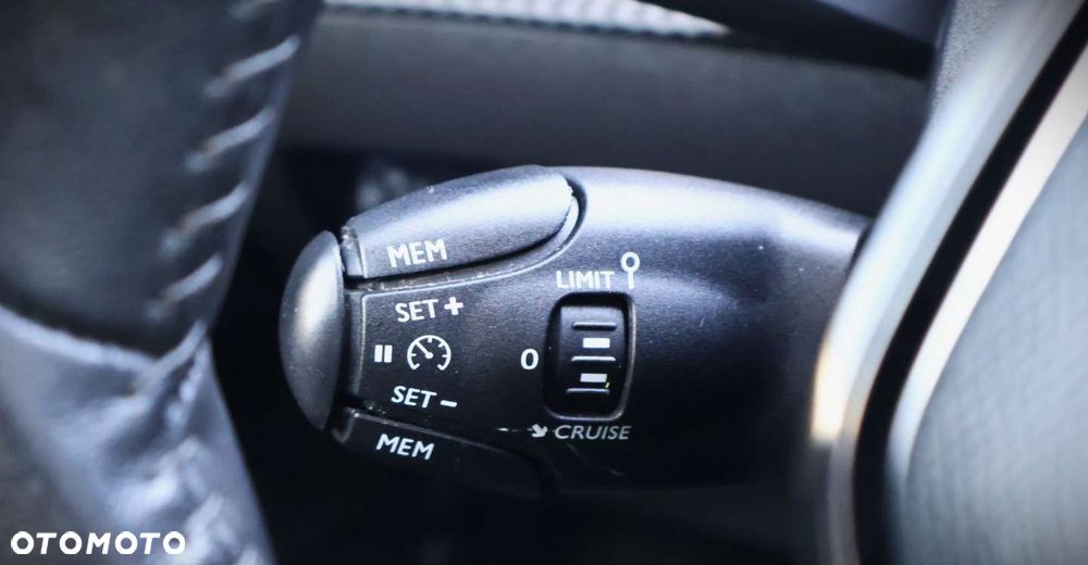 Peugeot 208 - 24